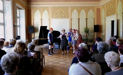 Spektakl Od przedszkola do seniora w wykonaniu teatru Srebrna Nitka fot. Leszek Spigarski