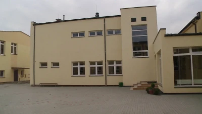 Spróchniały dach w nowej hali sportowej w Redzie