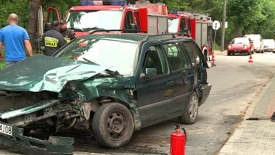 Pijany kierowca uderzył w drzewo