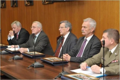 Od lewej siedzą Pan Jerzy Janulewicz, poseł Jerzy Budnik, poseł Andrzej Smirnow, poseł Andrzej Ćwierz, pułkownik Józef Wrona