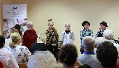 Seniorzy świętowali w bibliotece – fot. Leszek Spigarski i Krzysztof Powałka
