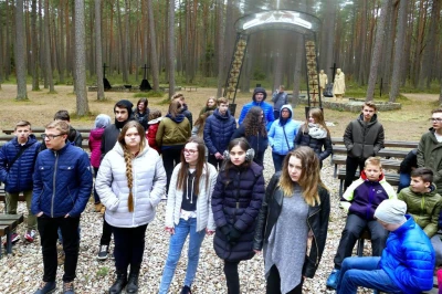 Gimnazjaliści z Kościerzyny zwiedzają Piaśnicę i EW Żarnowiec fot. Leszek Spigarski