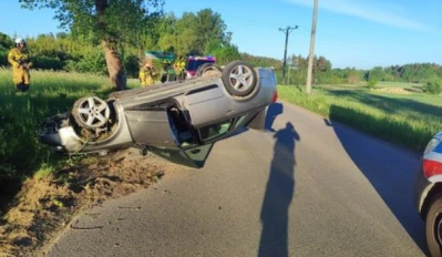 Samochód dachował po wypadnięciu z drogi