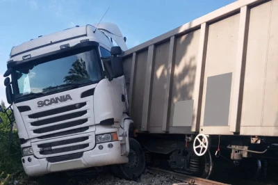 Ciężarówka zderzyła się z pociągiem towarowym