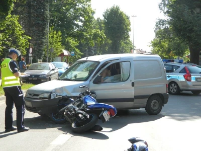 Zderzenie motocykla Suzuki z Peugeotem