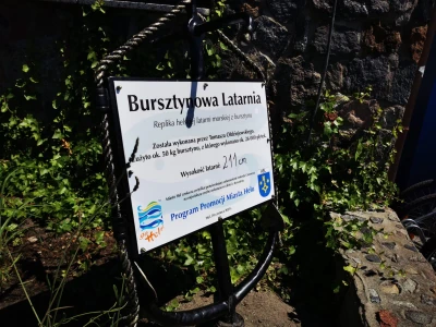 Latarnia morska z bursztynu stanęła na skwerze w Helu