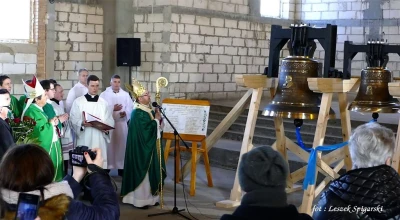 Luzino – 15-lecie parafii Matki Bożej Różańcowej, poświęcenie dzwonów – fot. Leszek Spigarski