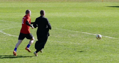 Mecz charytatywny. Księża i samorządowcy dla chorego Karola fot. Leszek Spigarski