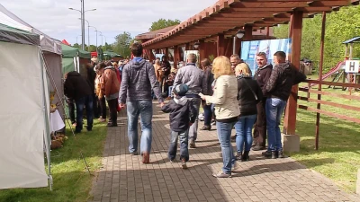 Wspólne grillowanie pod wieżą