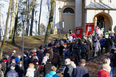 Tłumy wiernych na kalwaryjskiej Drodze Krzyżowej fot. Leszek Spigarski