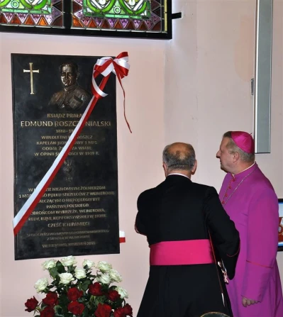 Uroczystość poświęcenia repliki sztandaru 1 Morskiego Pułku Strzelców - fot. Leszek Spigarski