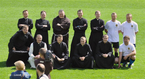 Księża i samorządowcy - mecz na Wzgórzu Wolności, fot. Leszek Spigarski