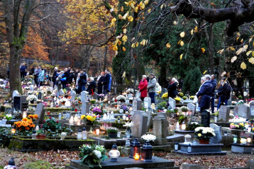 Dzień Zaduszny  na cmentarzu w Wejherowie