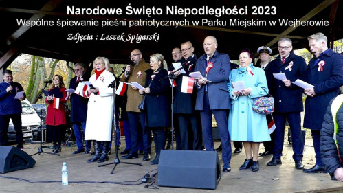 Śpiewanie pieśni patriotycznych w Parku Miejskim w Wejherowie w obiektywie Leszka Spigarskiego