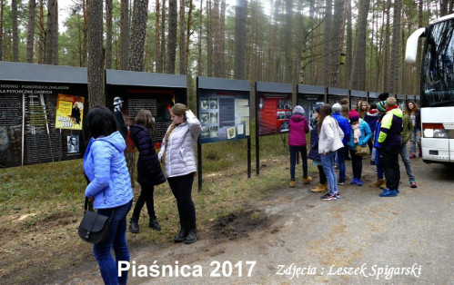 Gimnazjaliści z Kościerzyny zwiedzają Piaśnicę i EW Żarnowiec fot. Leszek Spigarski