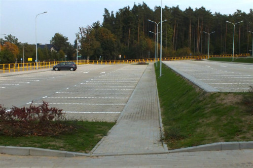 Parking przy cmentarzu w Wejherowie (fot. Leszek Spigarski)