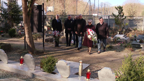 Złożenie kwiatów na grobach poległych podczas II wojny światowej w Wejherowie