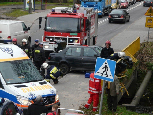 Reda: samochód wjechał w barierkę