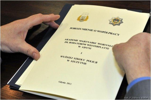 Akademia Marynarki Wojennej w Gdyni podpisała porozumienie z Wyższą Szkołą Policji w Szczytnie.