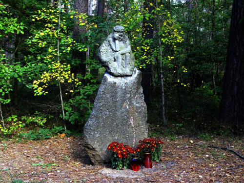 Piaśnica - kamienne stacje Drogi Krzyżowej