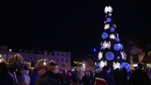 Świąteczna choinka oświetla wejherowski rynek