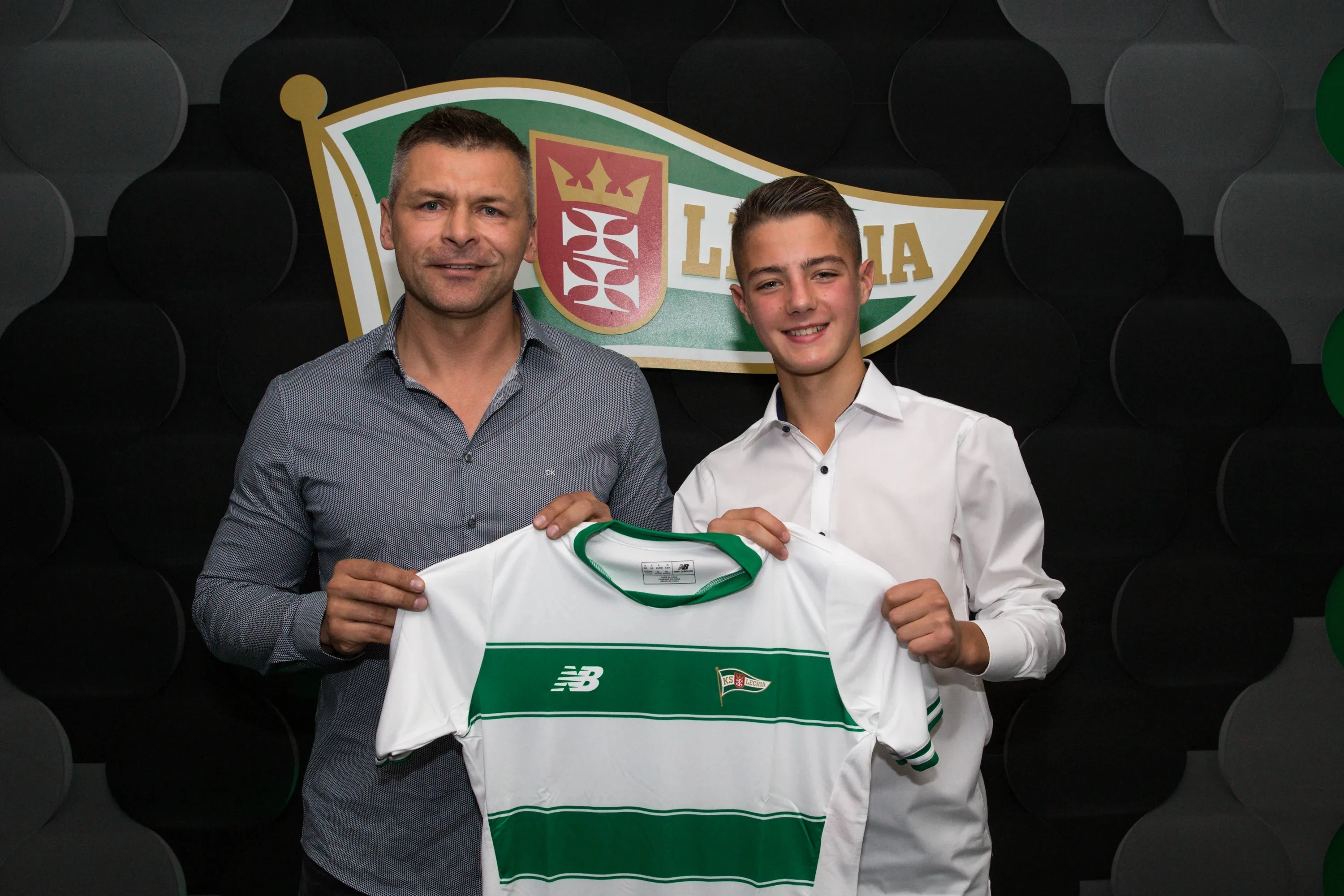 Urbański w październiku 2019 roku po podpisaniu przez piłkarza 3-letniego kontraktu/źródło: lechia.jpg