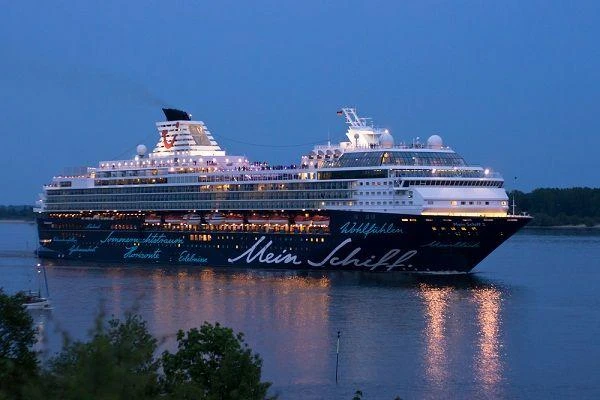Mein Schiff 2 płynie do Gdyni