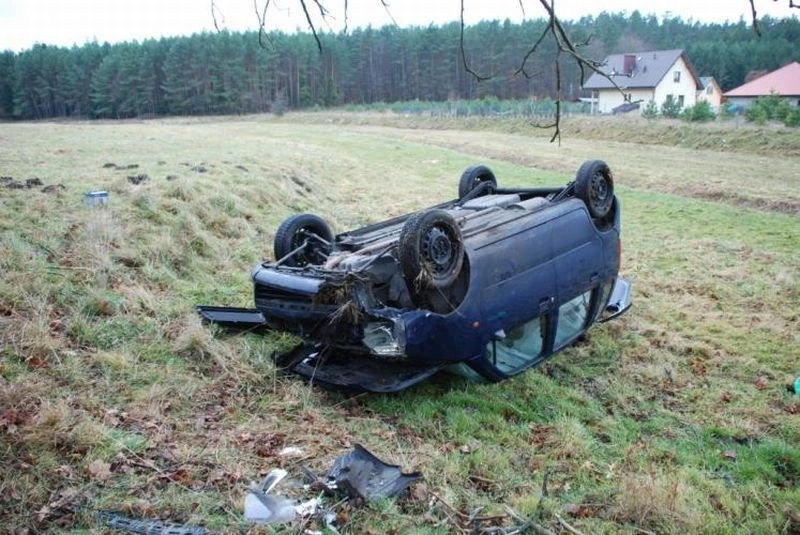 Opel wylądował na dachu