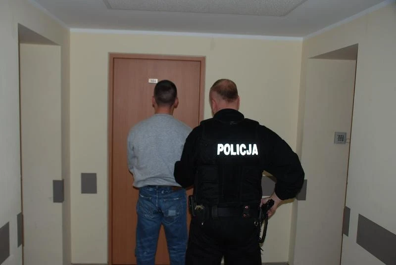 Poszukiwany schował się pod watą szklaną