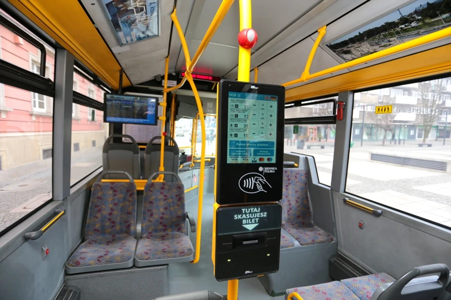 Biletomat zainstalowany w autobusie we Wrocławiu źródło: wroclaw.pl 