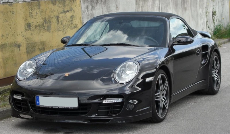 Rajdowiec z porsche w rękach policji 