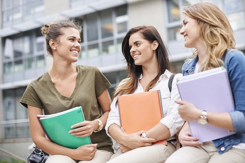 Ile kosztują studia i jak można je sfinansować? Czy warto sięgnąć po kredyt studencki? 