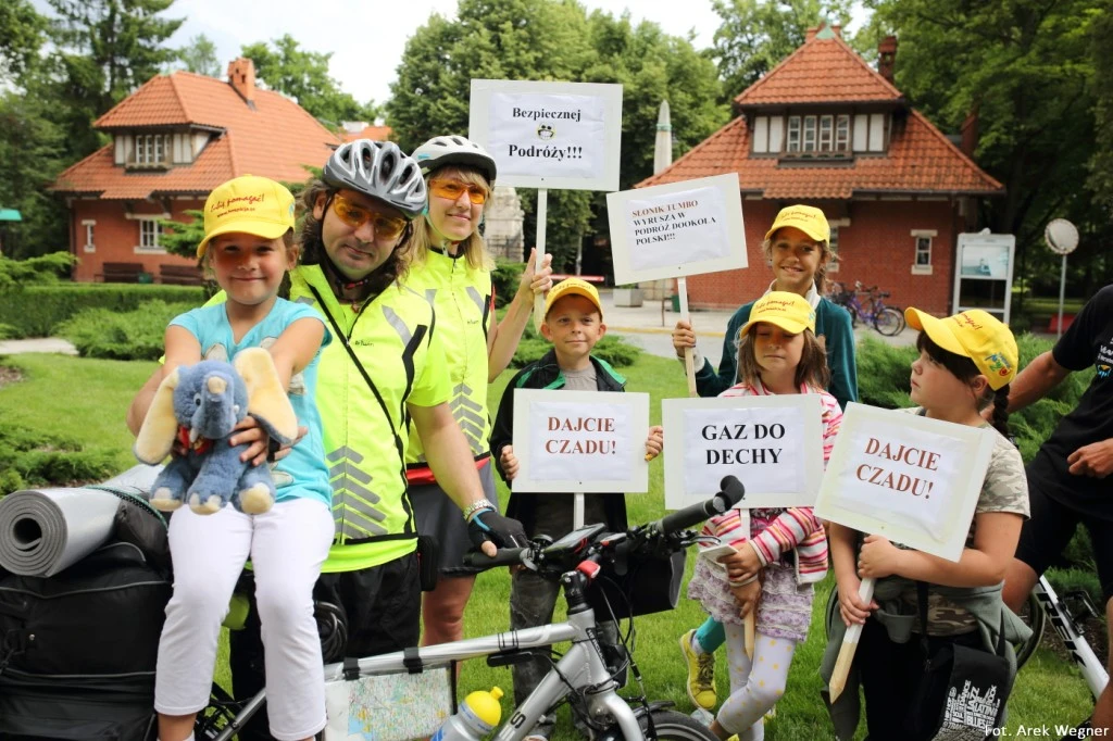 Na rowerach dookoła Polski dla osieroconych dzieci