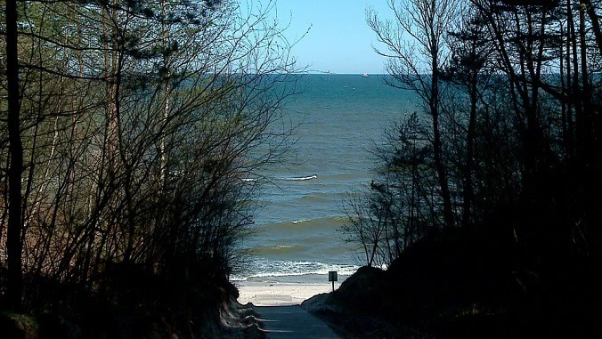 Jastrzębia Góra: Niebezpieczne zejście na plażę zmienia oblicze
