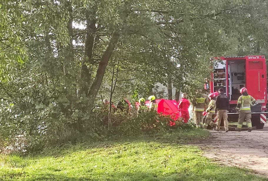 Samochód w jeziorze. Obok dryfowało ciało kobiety