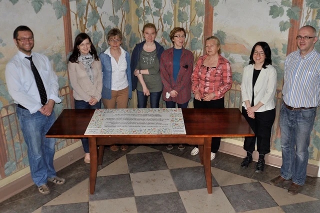 Tablica z Magnificat po kaszubsku w Wejherowie