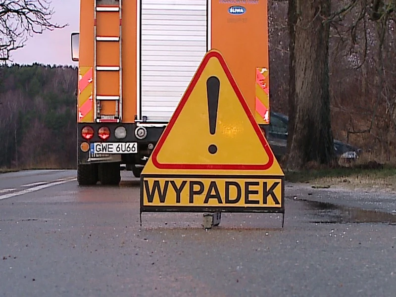 Samochód uderzył w słup 