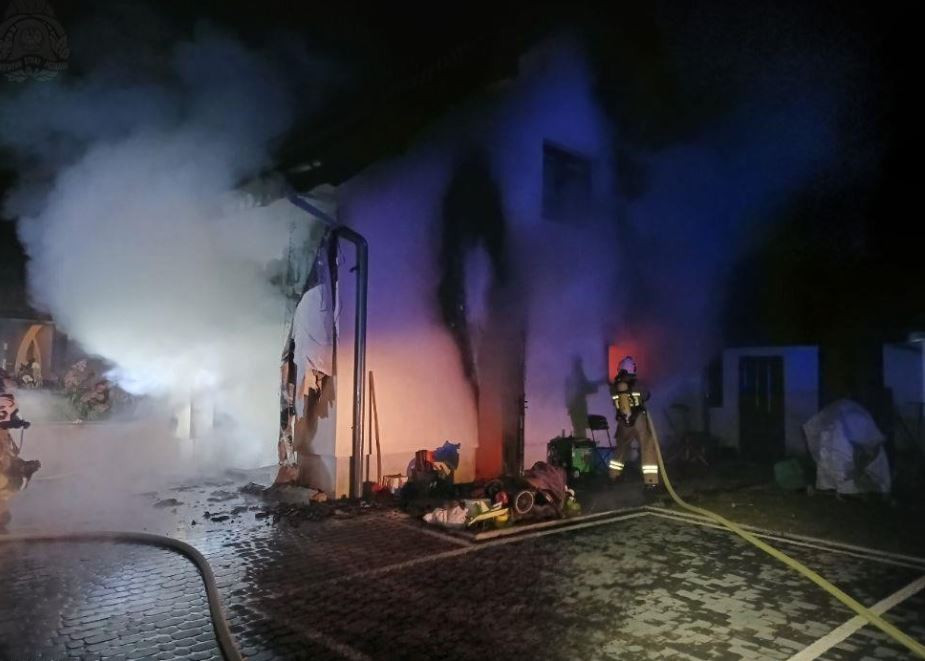 Dom stanął w ogniu. Mężczyzna trafił do szpitala