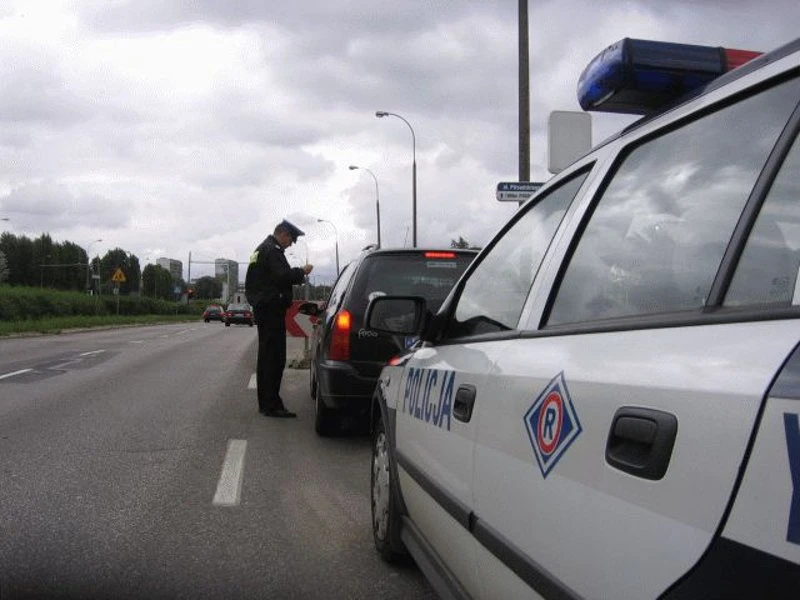 Na "gazie" prosto w słup reklamowy
