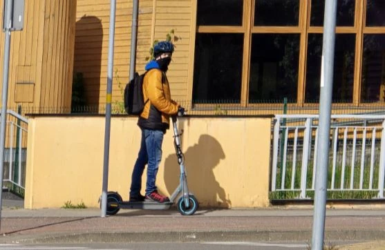 Trwają poszukiwania mężczyzny w sprawie zdarzeń o charakterze seksualnym. Policja publikuje nowe zdjęcia