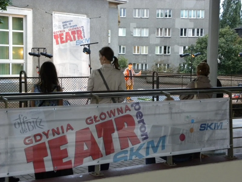 Teatr na peronie Szybkiej Kolei Miejskiej 