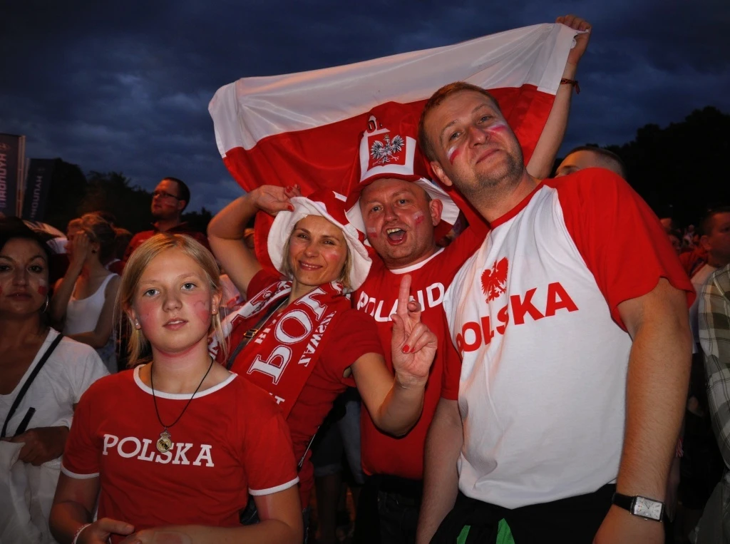 Wielka flaga i występ „Cheerleaders Gdynia”