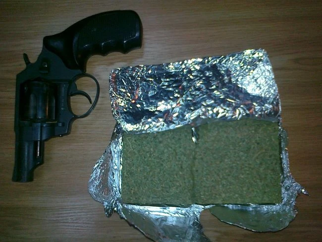 100 porcji marihuany i broń w dziecięcym pokoju