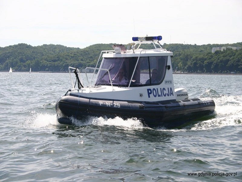 Policjant pomógł żeglarzowi wrócić do portu