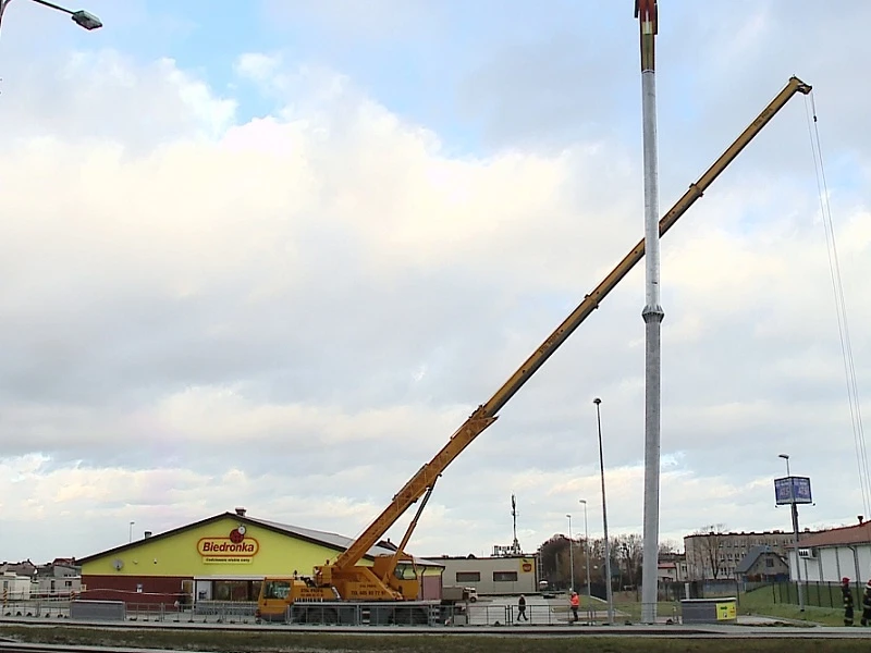 Chwiejny maszt powodem korków na krajowej szóstce