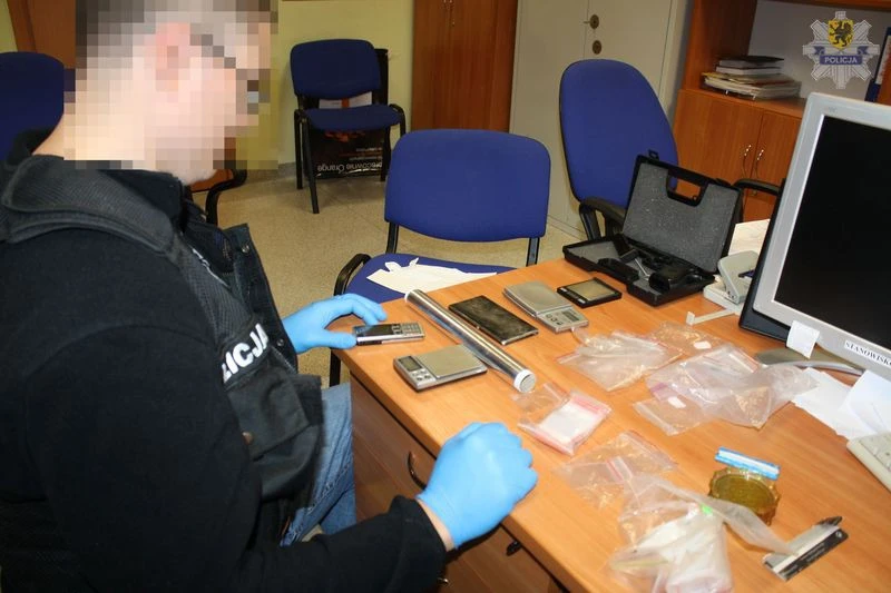 22-latek usłyszał zarzut za udzielanie narkotyków