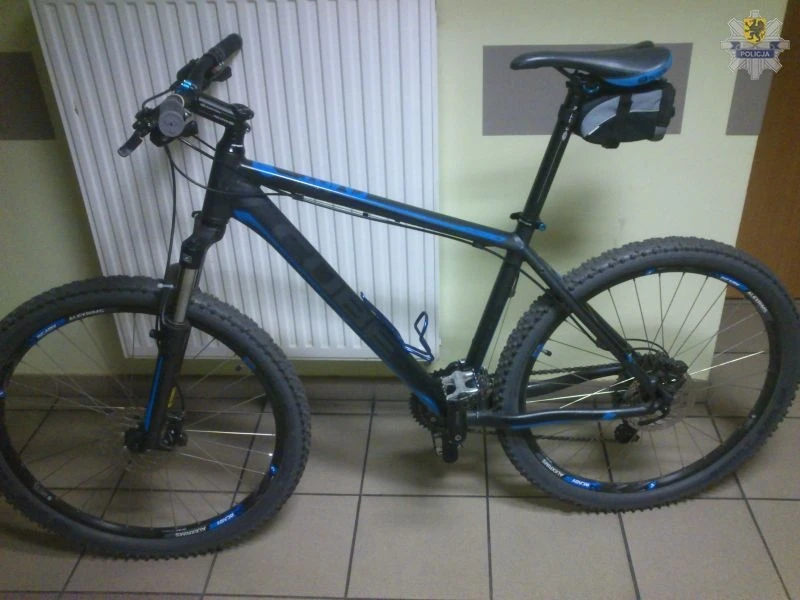 Pijany rowerzysta wjechał w samochód