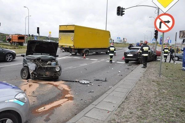 Wejherowo: Po zderzeniu zatrzymał się na słupie. Zobacz zdjęcia