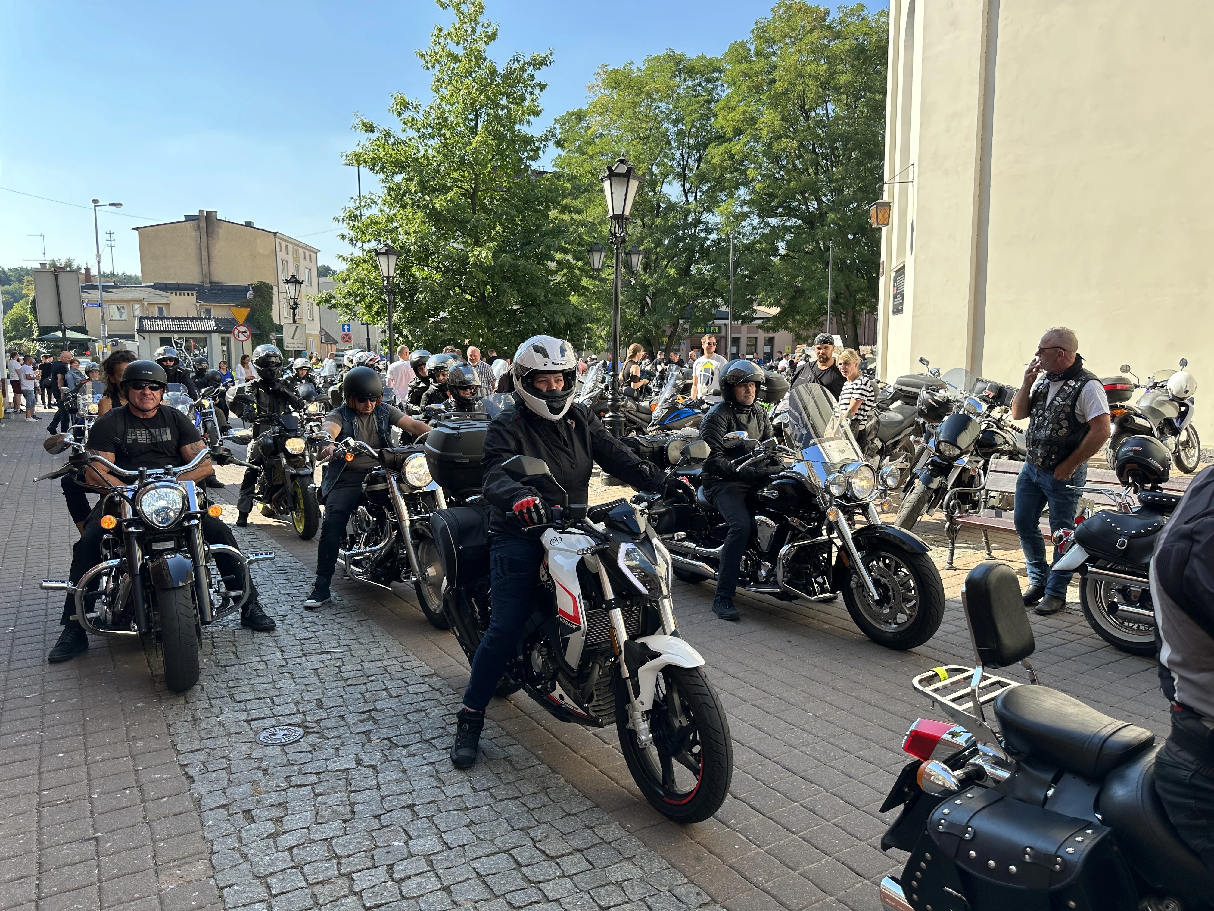 Tysiące motocyklistów pojechało do Lasów Piaśnickich