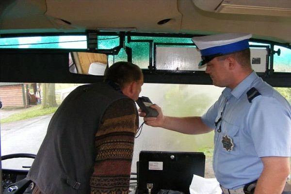 Gdańsk: Policjanci kontrolują autokary